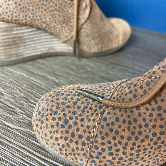 Womens TOMS Kala Tan Mini Cheetah Suede Booties Boot Wedge Size 6.5 Lace Up - Picture 8 of 14